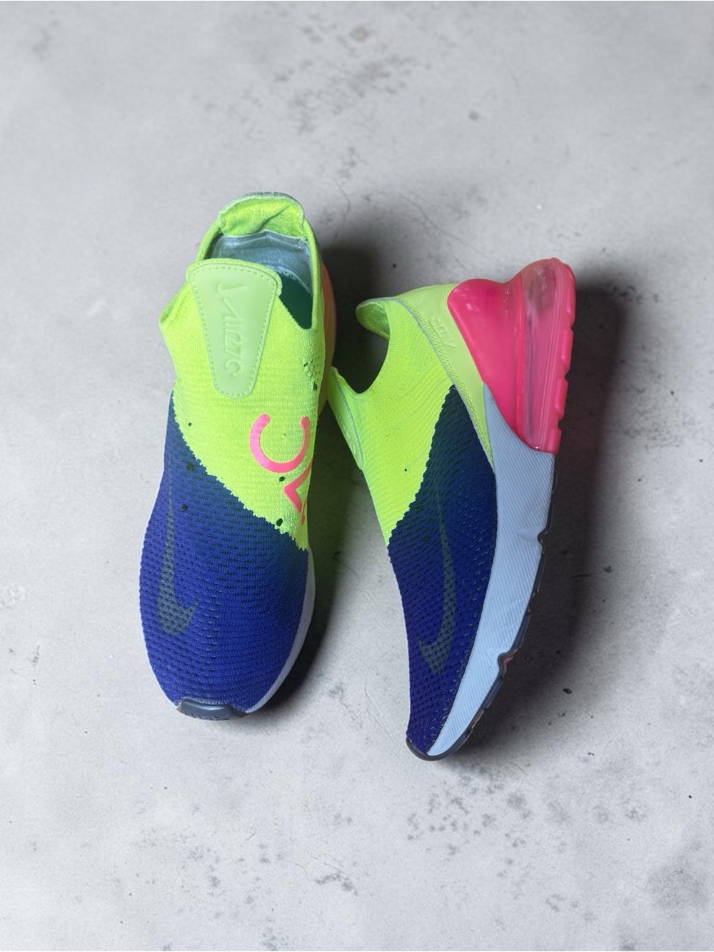 Nike Air Max 270 Flyknit Slip-On Running Shoes
Men’s Size 10 | Volt/Blue/Pink |